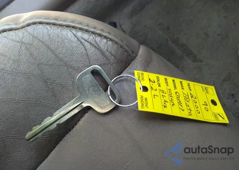 2000 Toyota Camry Le from USA, damaged, VIN 4T1BG22K4YU671847